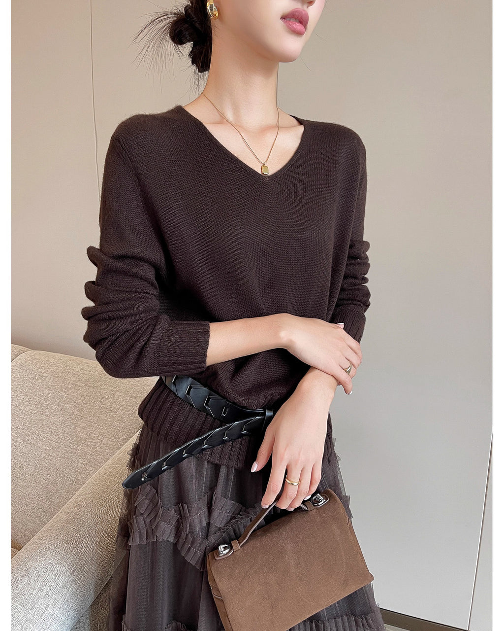 ブラウンVネックセーター