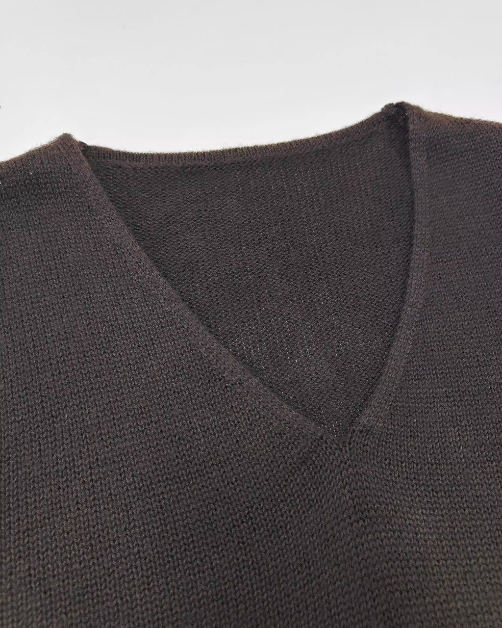 ブラウンVネックセーター