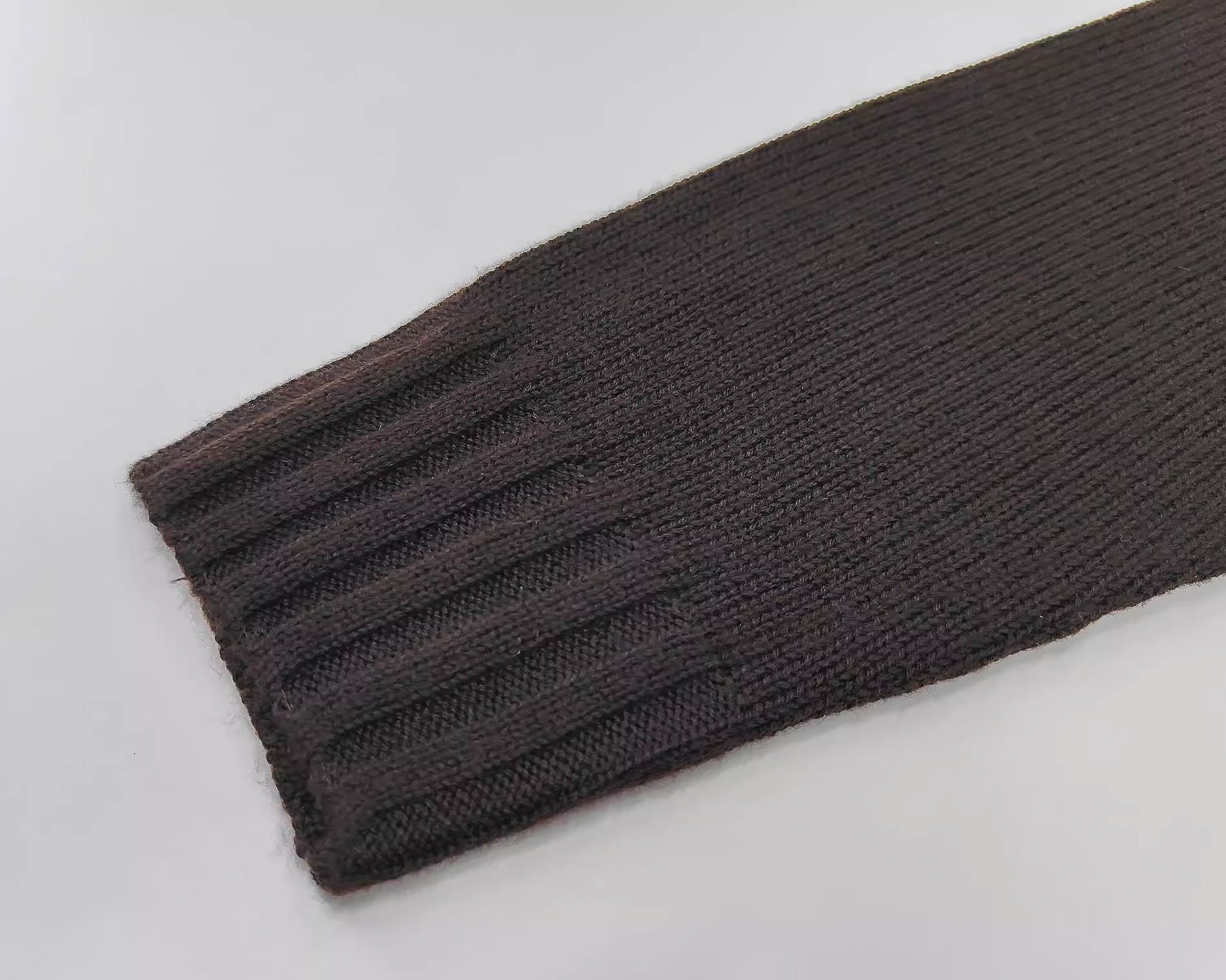 ブラウンVネックセーター