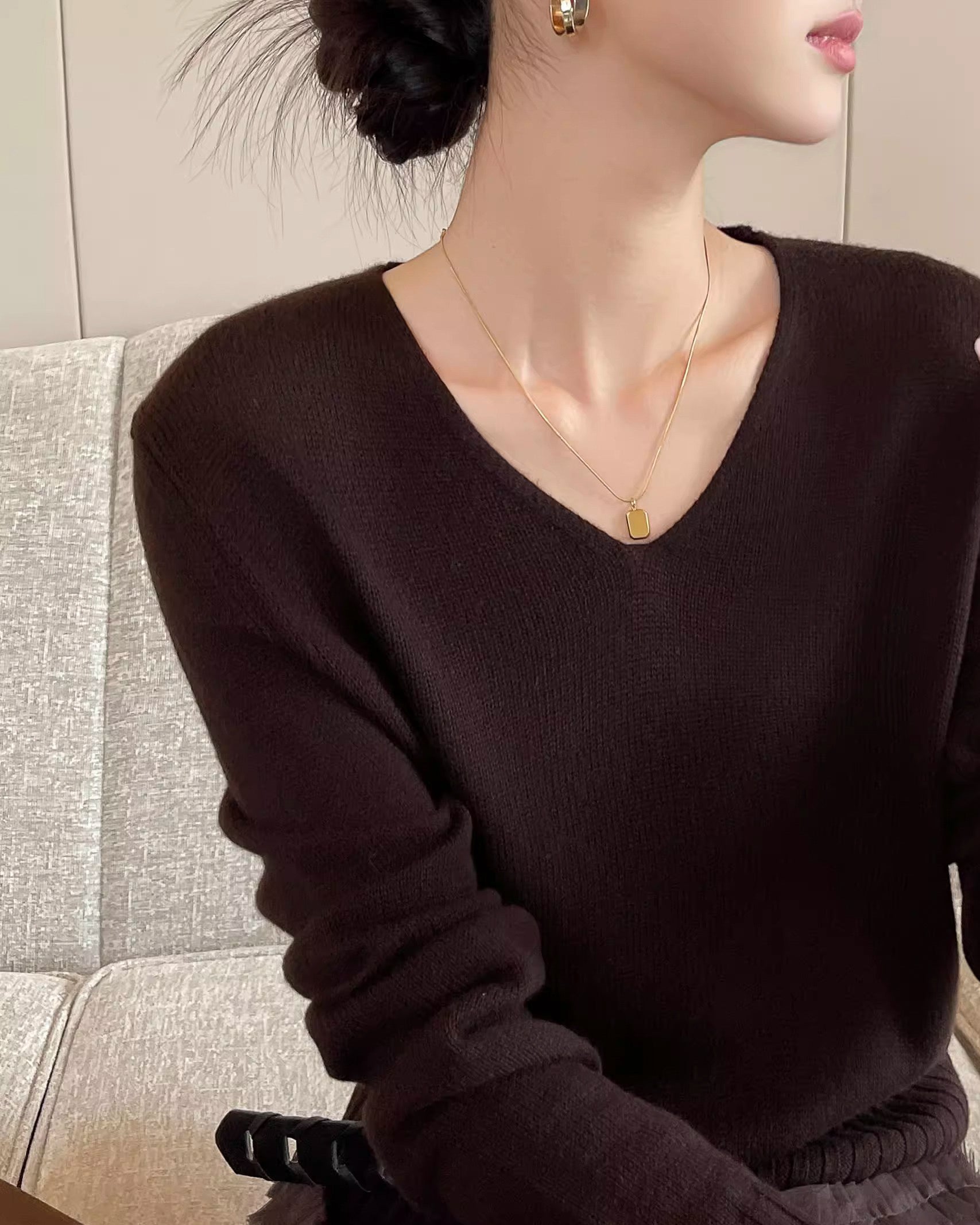 ブラウンVネックセーター