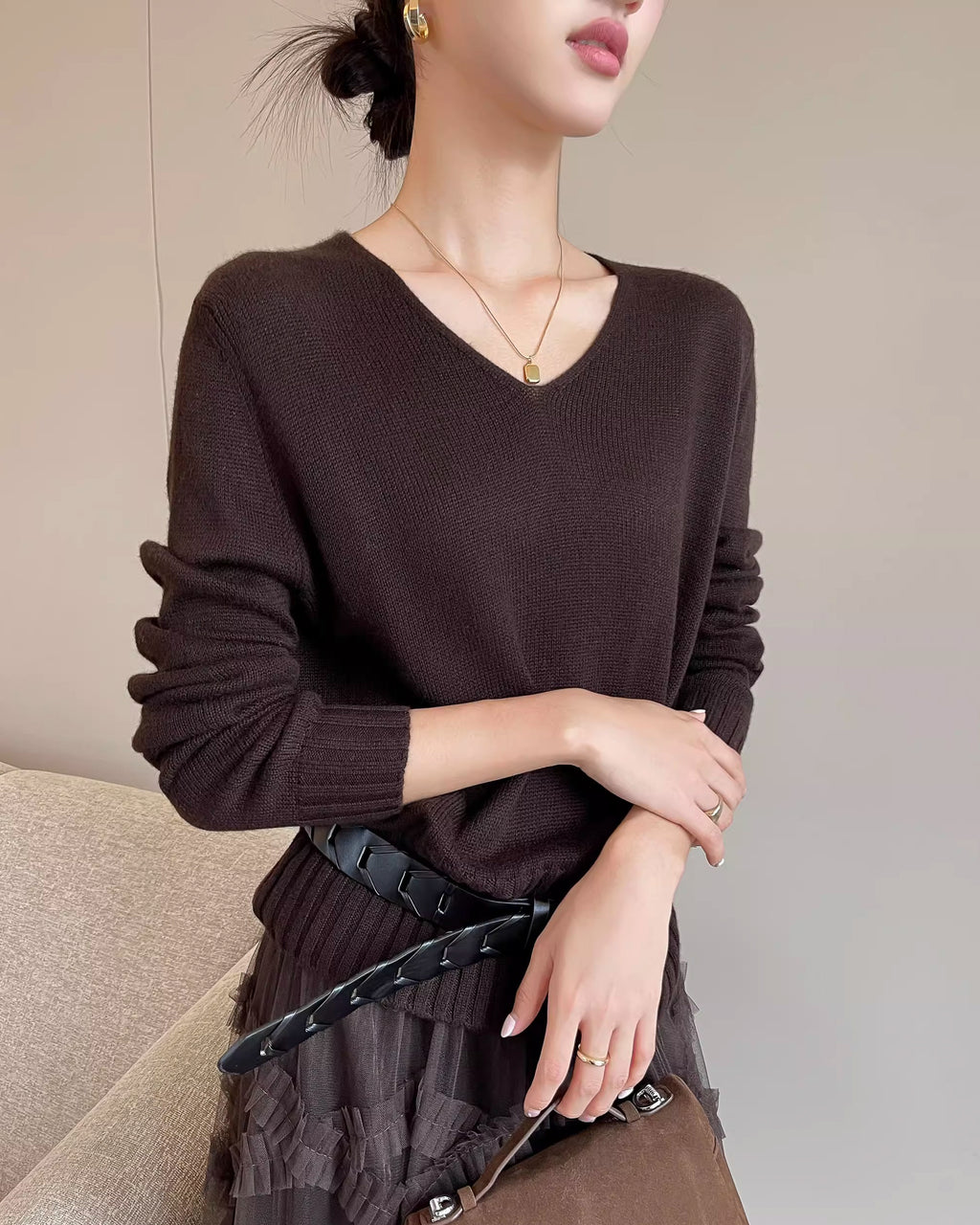 ブラウンVネックセーター