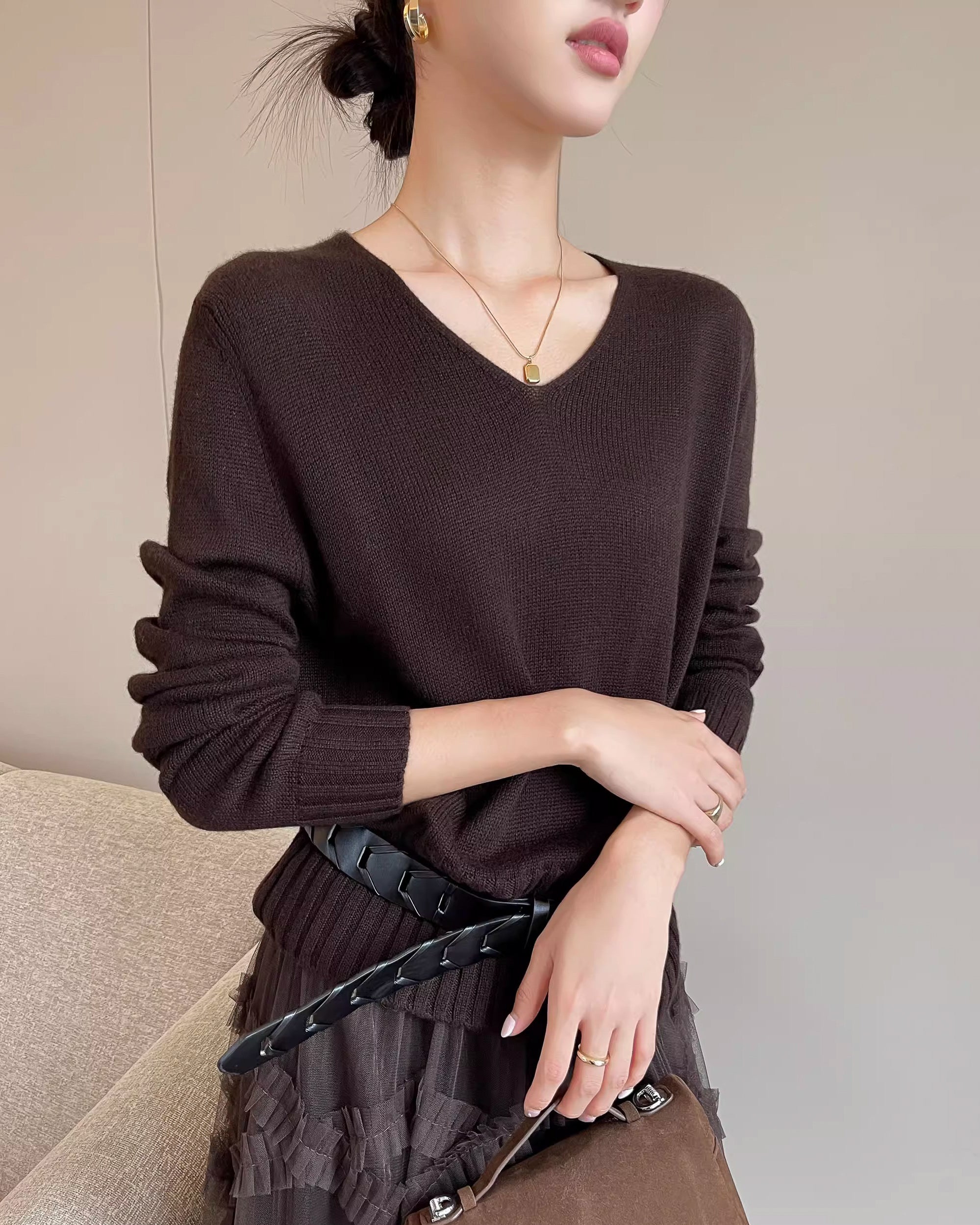 ブラウンVネックセーター