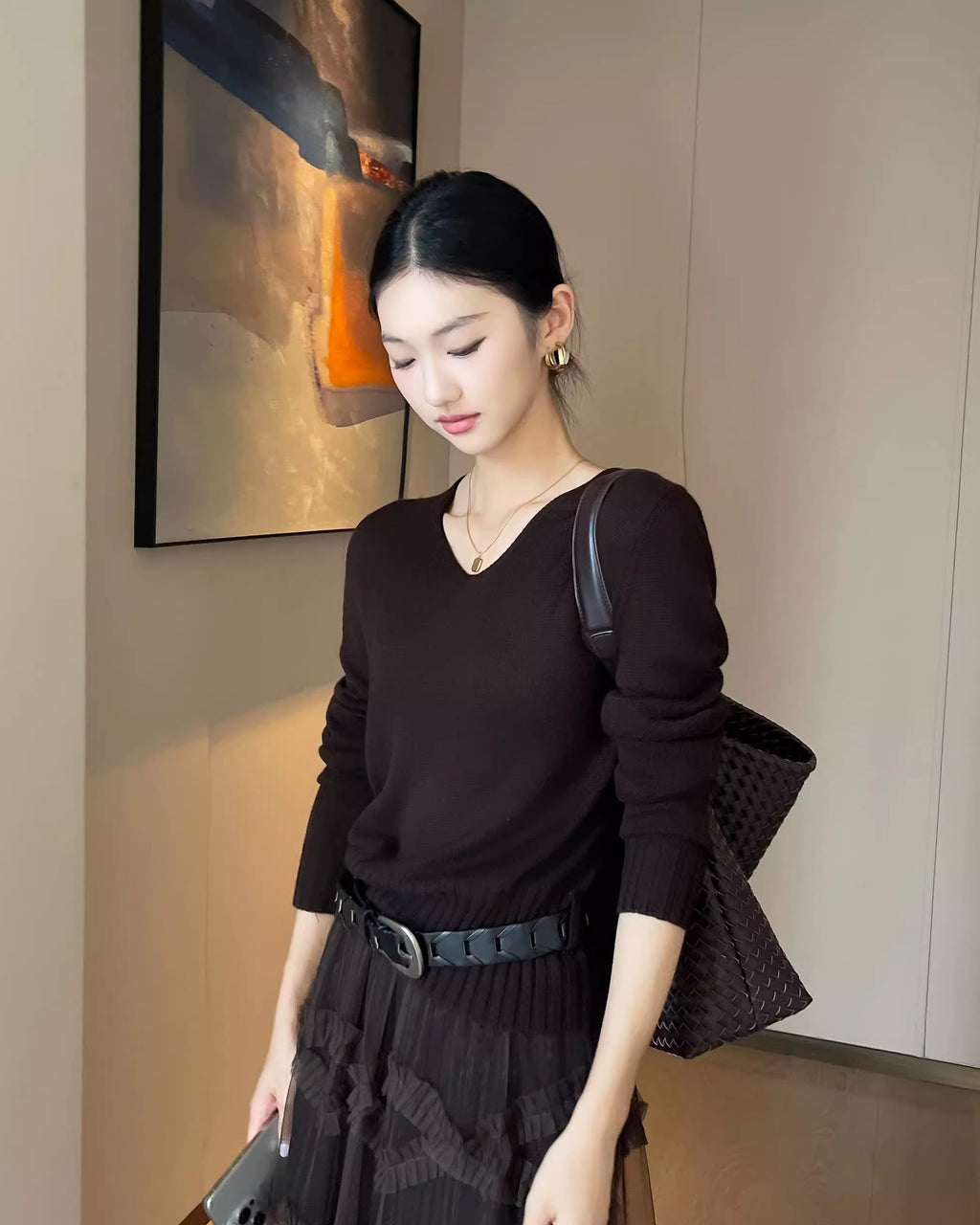 ブラウンVネックセーター