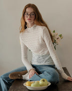 透かし彫りレースハイネックトップス〈2color〉