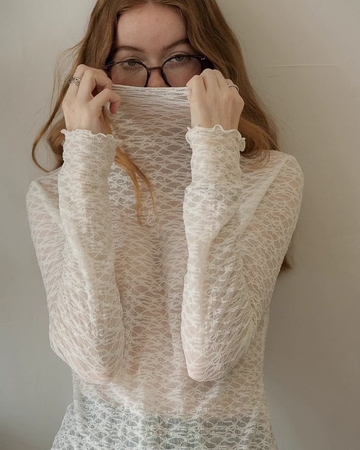 透かし彫りレースハイネックトップス〈2color〉