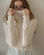 透かし彫りレースハイネックトップス〈2color〉