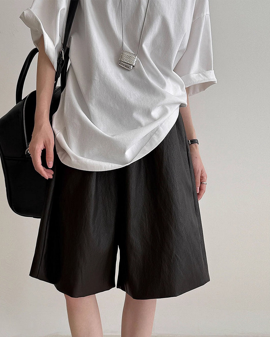 フェイクレザーミディパンツ