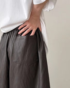 フェイクレザーミディパンツ