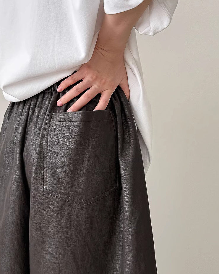 フェイクレザーミディパンツ