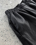 フェイクレザーミディパンツ