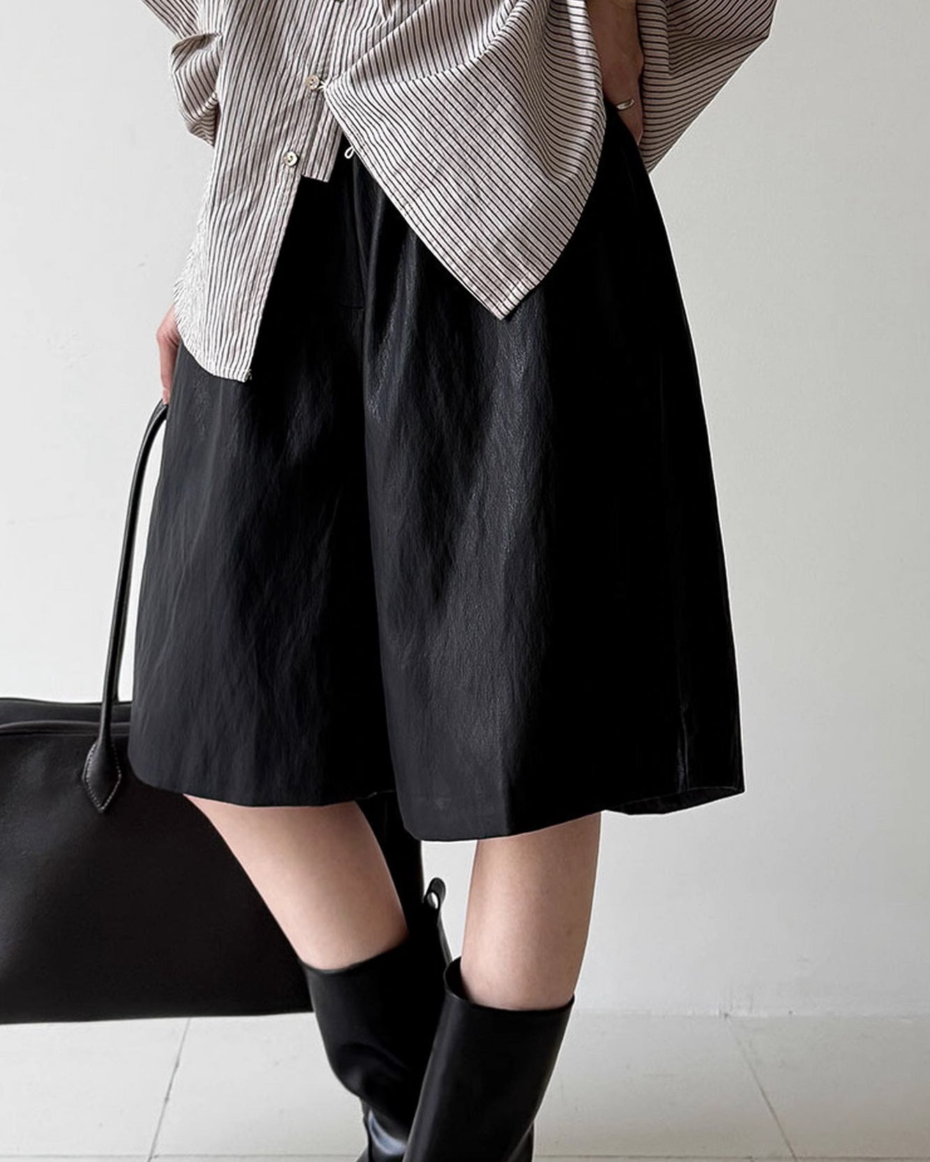 フェイクレザーミディパンツ