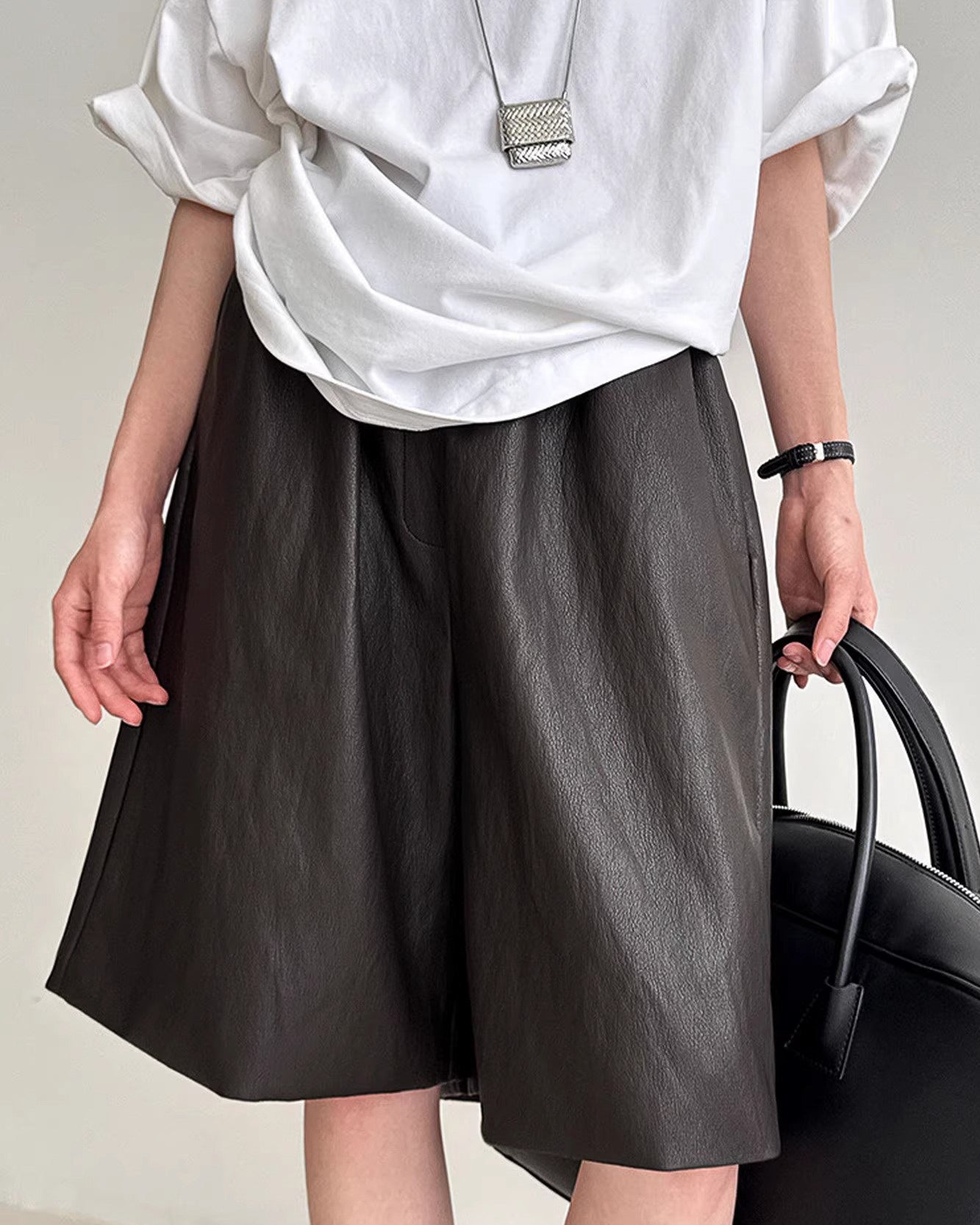 フェイクレザーミディパンツ