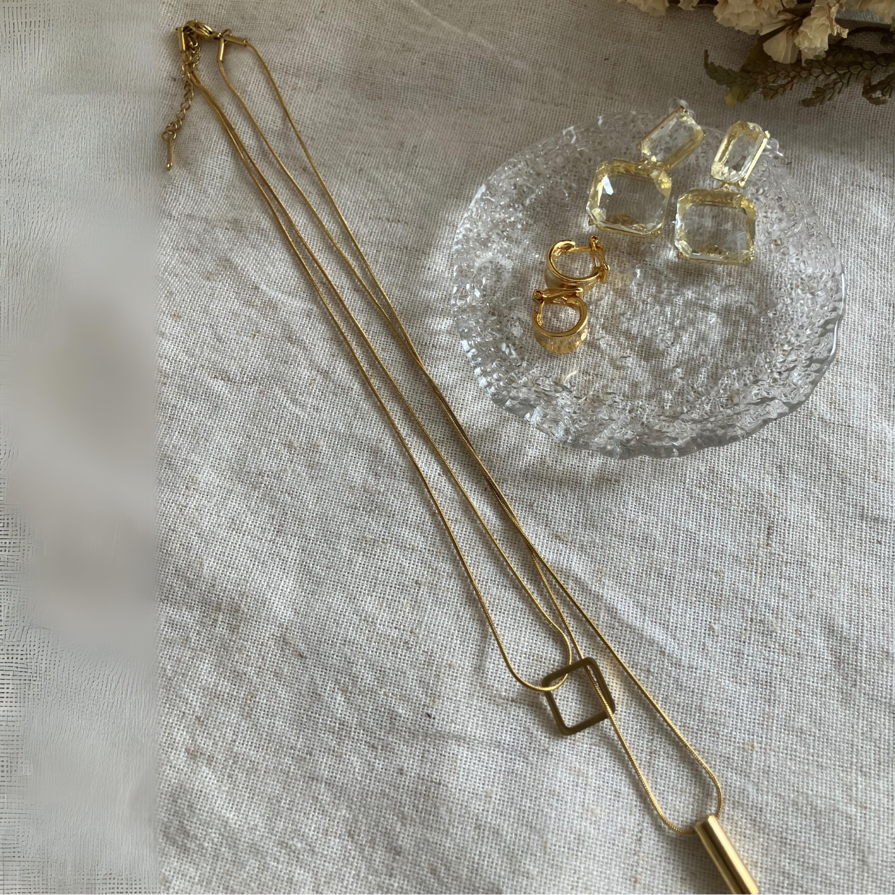 swaying square necklace