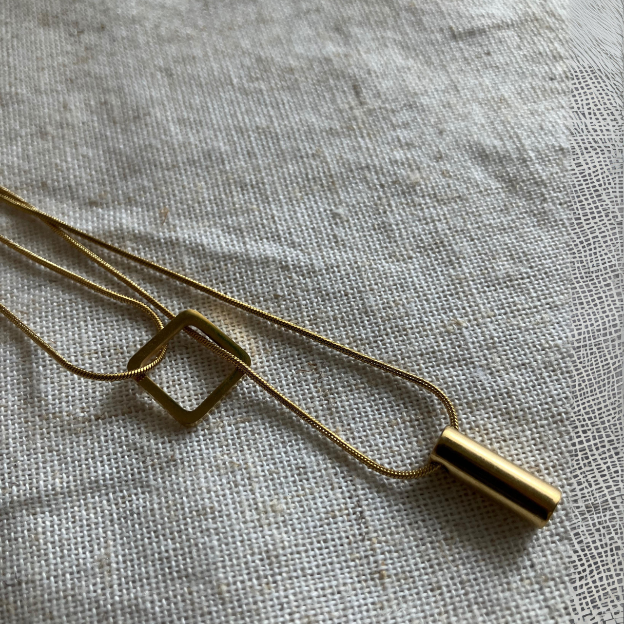 swaying square necklace