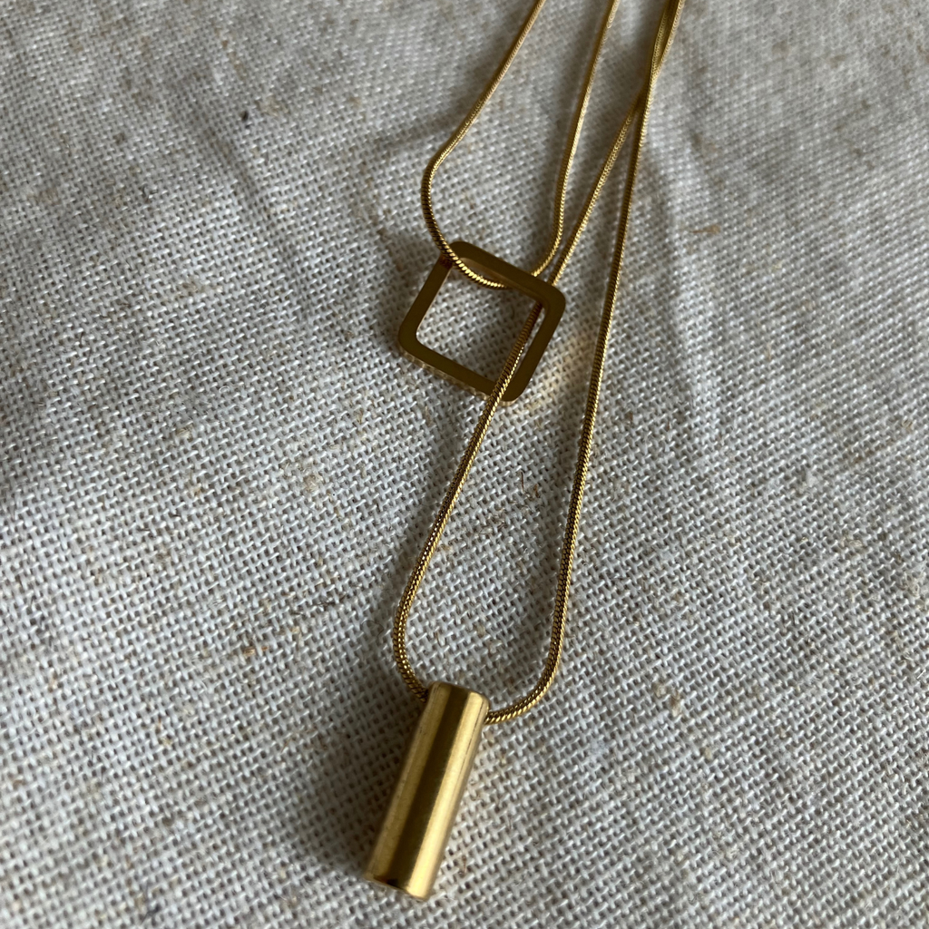 swaying square necklace