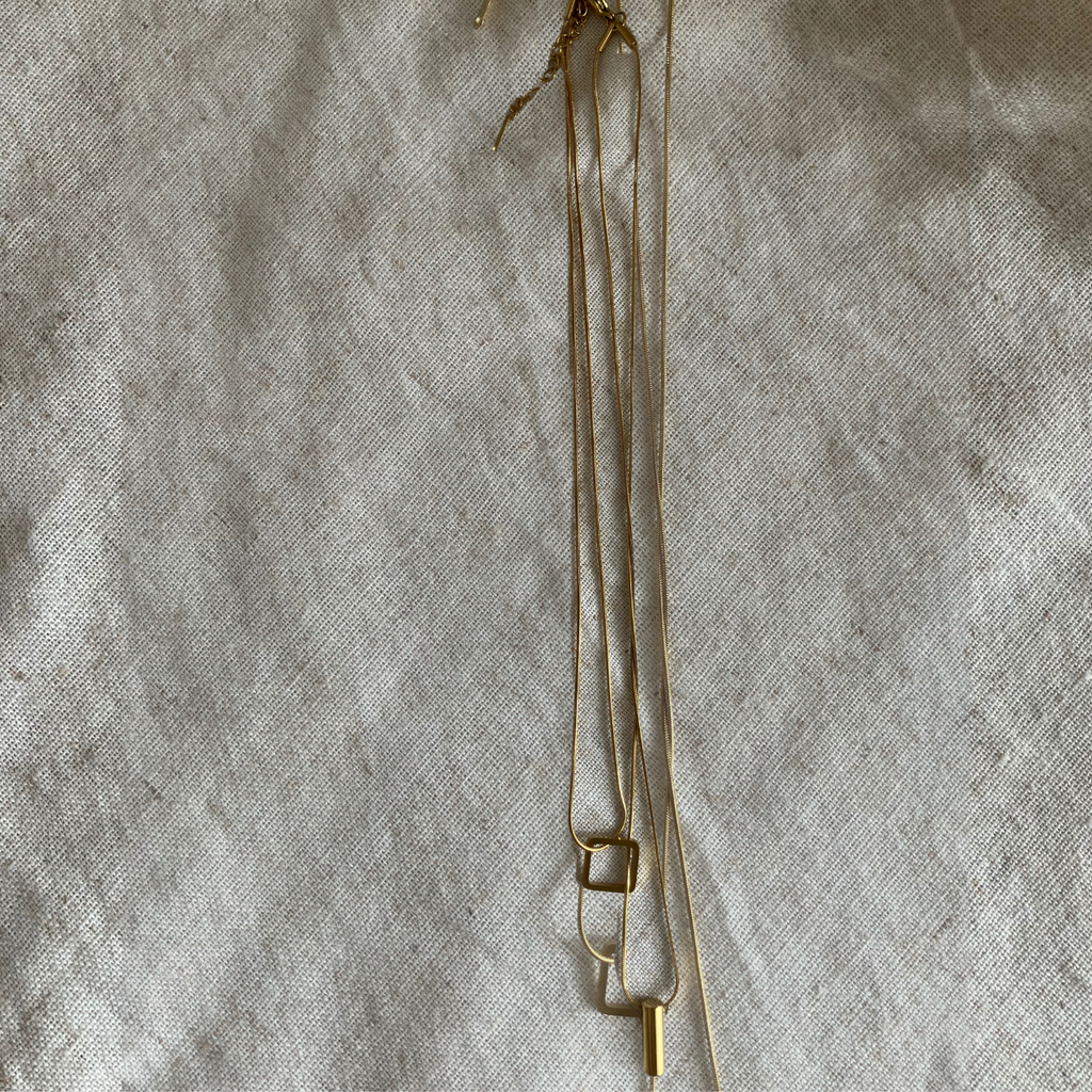 swaying square necklace