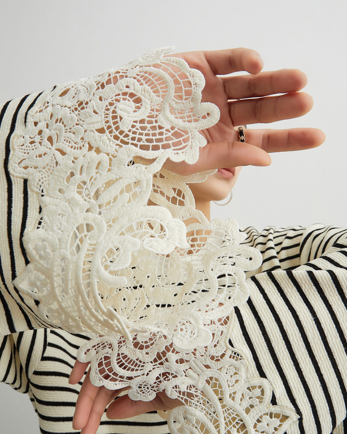 -race-ボーダー&レース プルオーバー 〜ゴージャスとカジュアルの絶妙なバランス〜