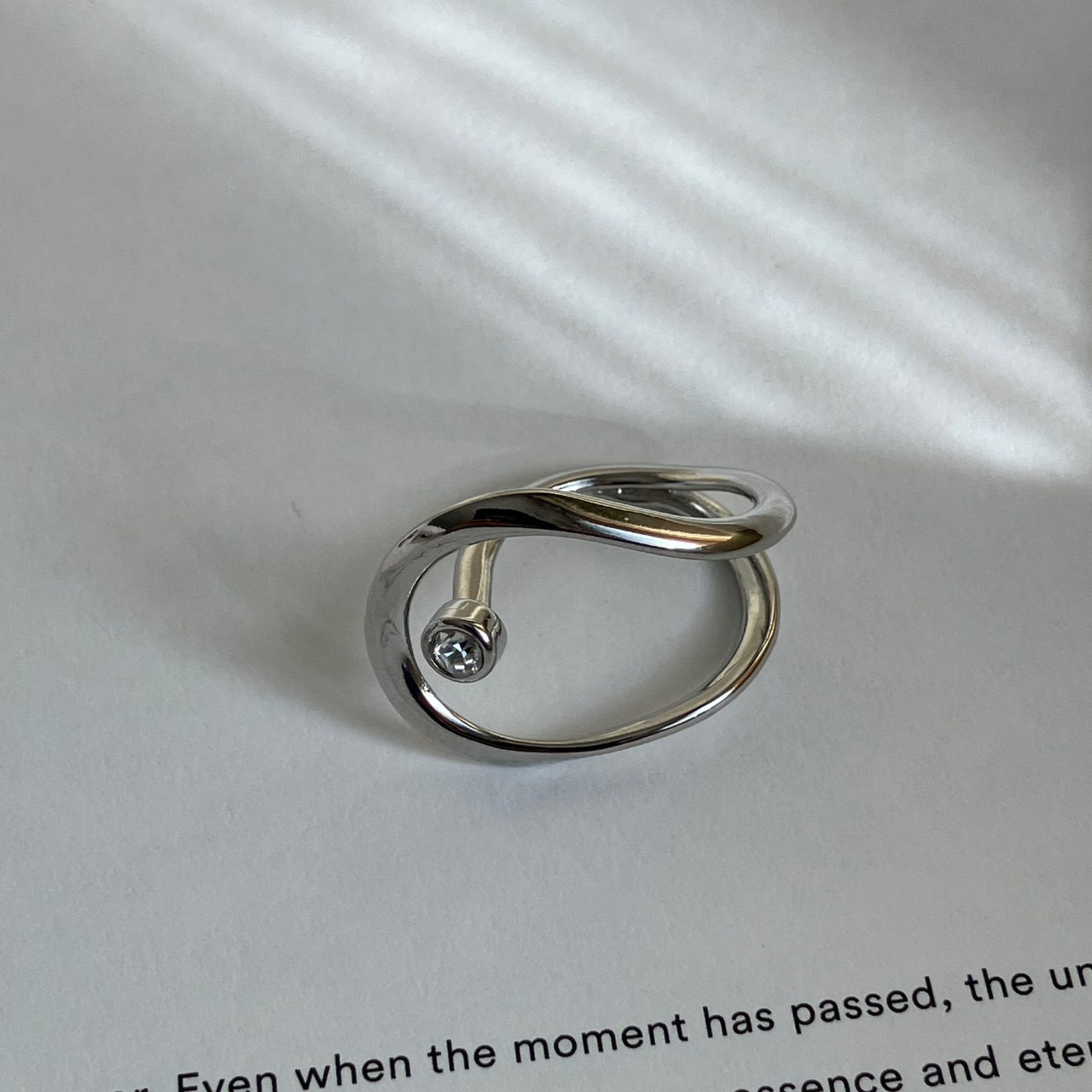 clear-stone flow Line ring