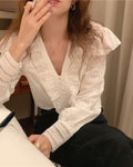Vネック フリルブラウス〈White〉
